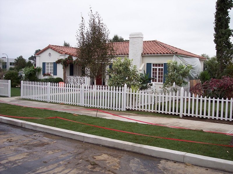 sc1.jpg :: This is a real fake house. blah blah blah.