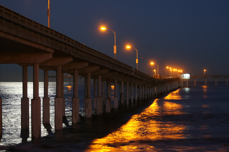 IMG_45841.jpg :: Moon over Pier (OB pier before sunrise) (A2:3) (LE3k)