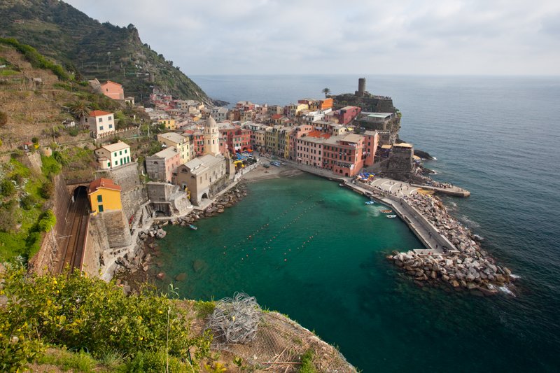italy_090406_1865.jpg :: More of Vernazza.  See tunnel for train? (A2:3) (LE4k)