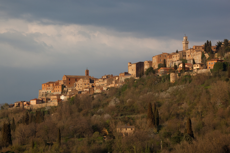 italy_090409_20451.jpg :: Beautiful light hitting this town. (A2:3) (LE5k)