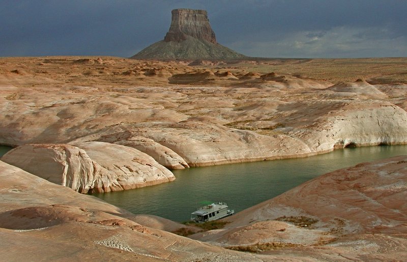 houseboat Lake Powell.jpg