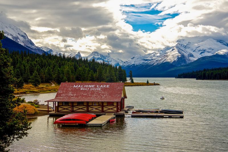 Maligne Lake Boat House.jpg
