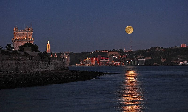 Big Moon over the south bank of the Tagus river.jpg