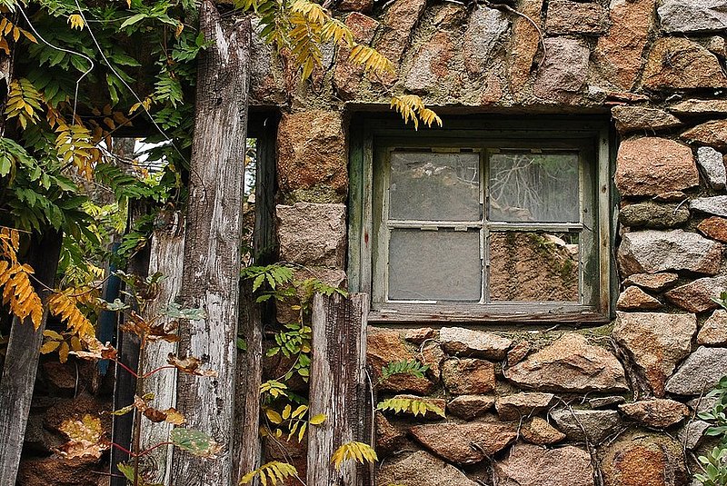 Detail of ruin in the gardens of the Chalet of the Countess of Edla.jpg
