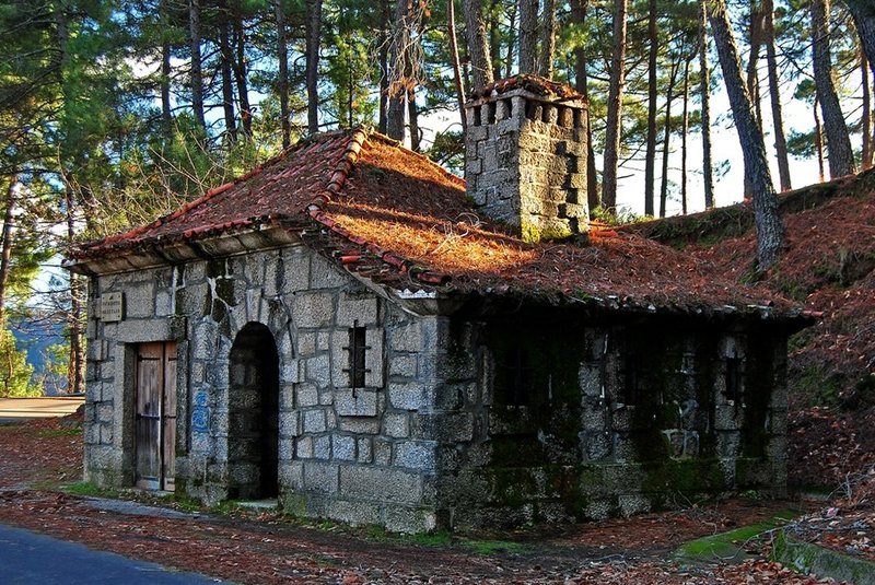 House of the roademan in Penhas Douradas.jpg