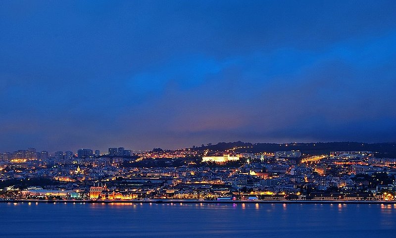 Lisbon on the north bank of the Tagus river.jpg