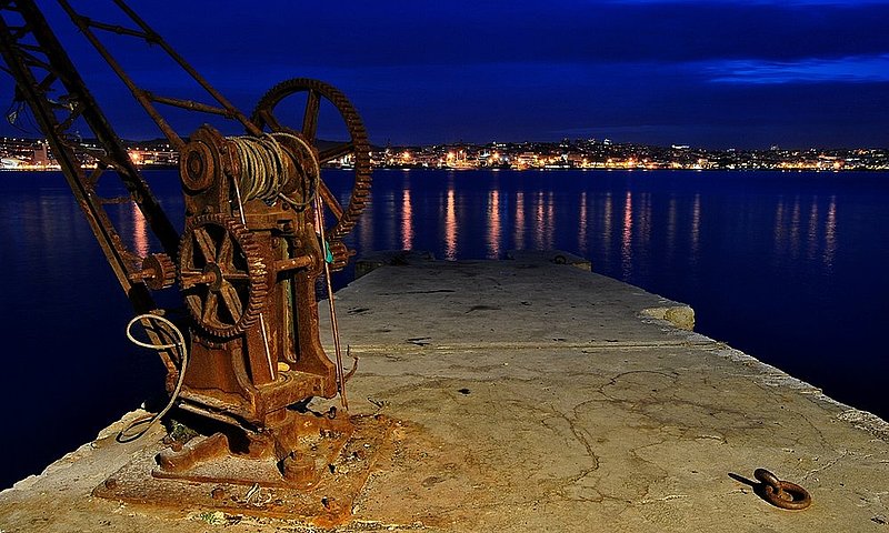 Old pier in Almada front of Lisbon.jpg