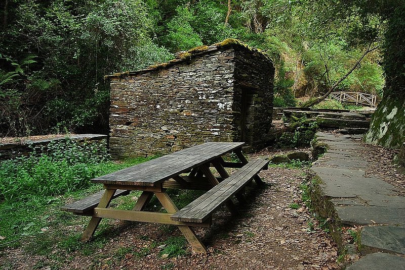 Picnic area in Fraga da Pena.jpg