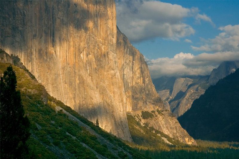 EL CAPITAN.jpg :: EL CAPITAN, YOSEMITE NATIONAL PARK, CALIFORNIA.     
Sun and shadows roll across the stone canvas of El Capitan.