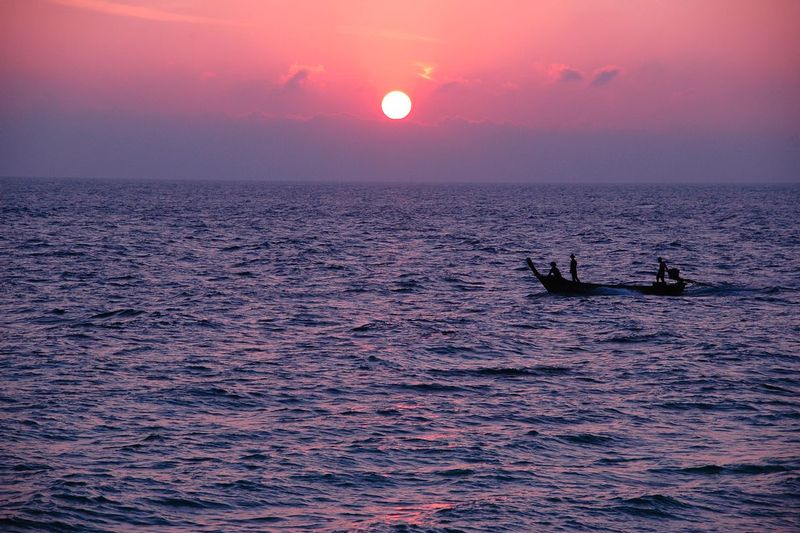 FIRST LIGHT.jpg :: ISLAND OF KO PHI PHI - ANDAMAN SEA, THAILAND.     
Local fishermen of the Andaman Sea break into motion for the early morning catch 