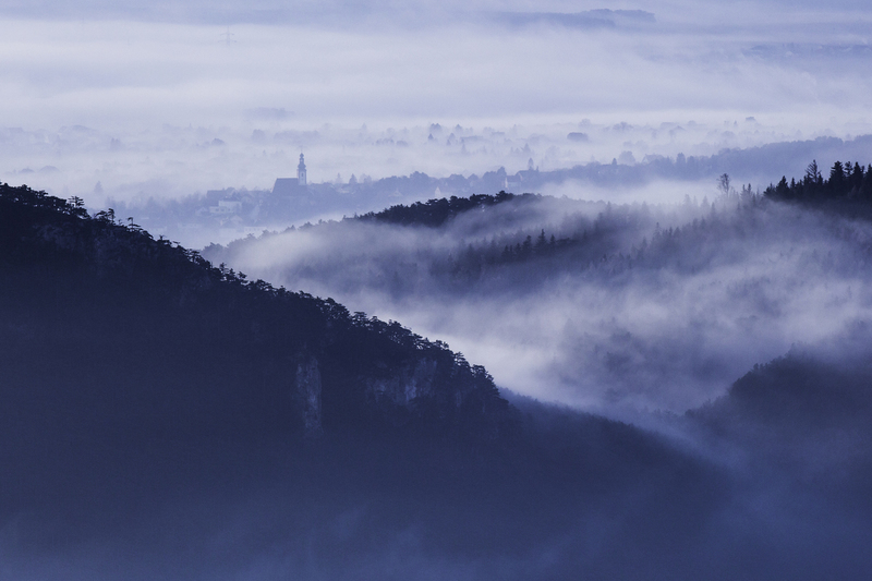 paisaje_website_AD4A8637.jpg :: Distant town during a foggy morning. Austria.