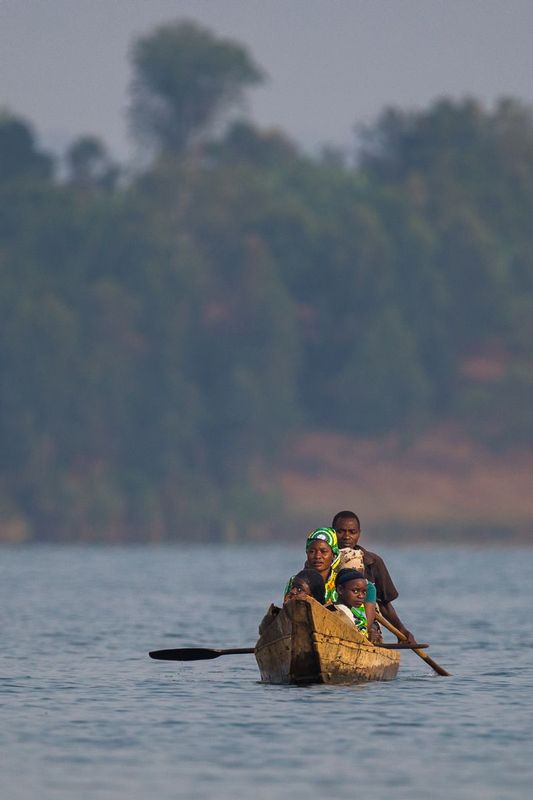 pescadores_AD4A5793.jpg :: Family in Lake Kivu, Cyangugu area - Rwanda.