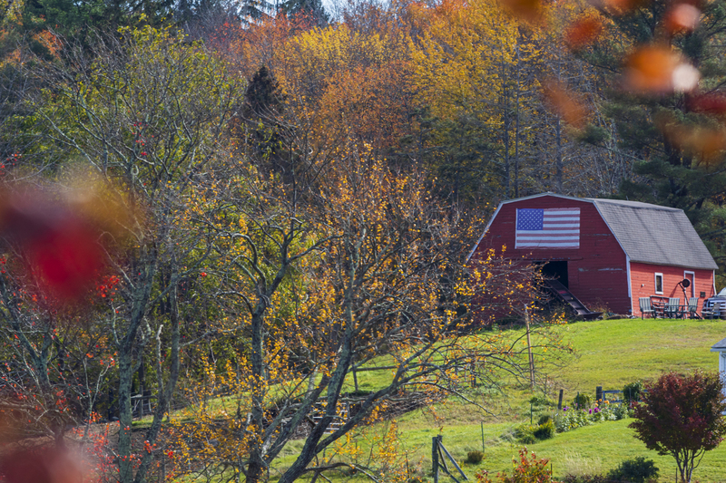 Autumn Barn_20x30_2M0A8200(1).jpg
