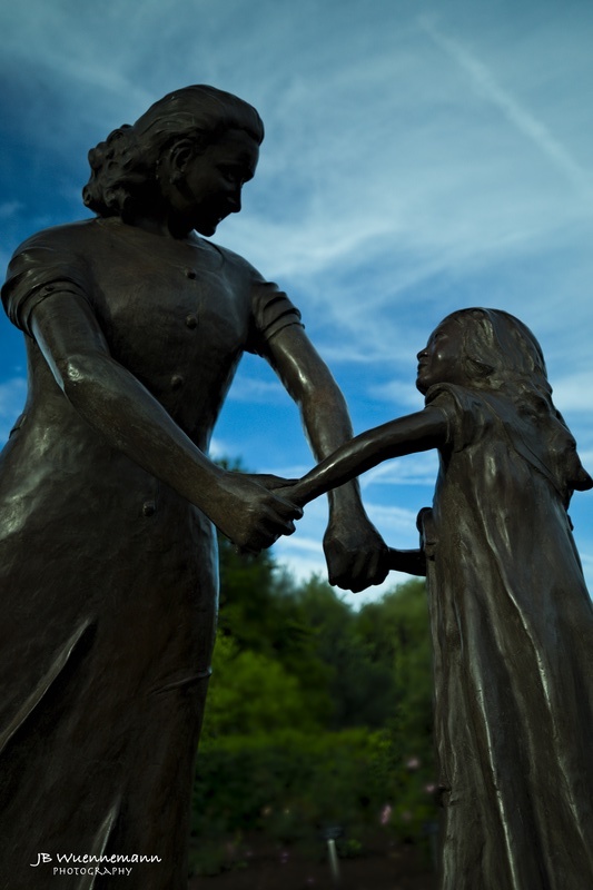 Bronze Mother Daughter Statue(1)_1.jpg :: Bronze mother daughter statue in Toledo Botanical Gardens.
