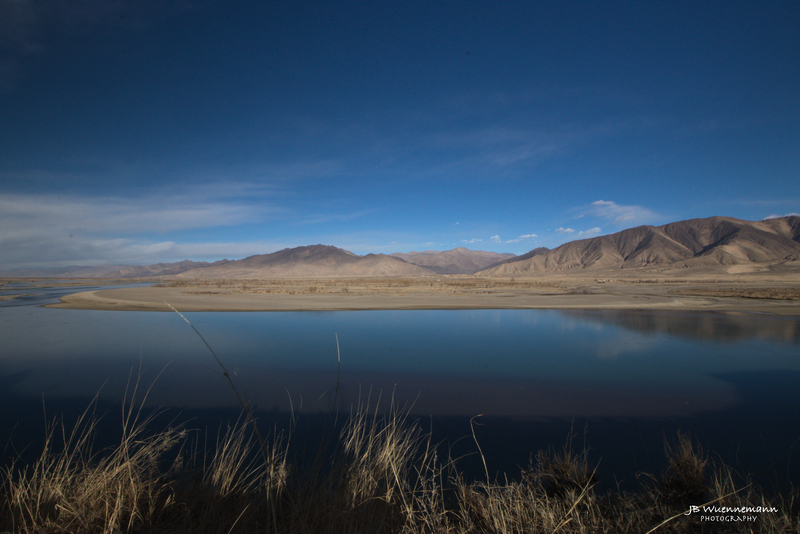 Lake in Xigaze.jpg