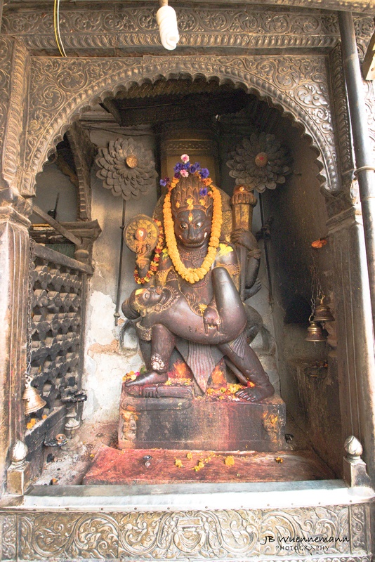 Worshipping Statue in Kathmandu_1.jpg