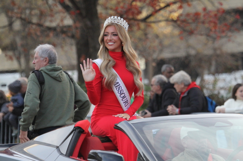 St Louis Thanksgiving Parade 2025 LXXXVI.jpg :: St. Louis Thanksgiving Parade 2025 - 11/22/2025 - 2pm - The parade began at the Stifel Theatre (Kiel Opera House) on Market Street in St. Louis, Missouri, USA. The St. Louis Thanksgiving Parade is the parade that starts the Winter Holiday Season. The Parade ends at Kiener Plaza near the Old Courthouse in front of the Gateway Arch. Miss Missouri - Shae Smith