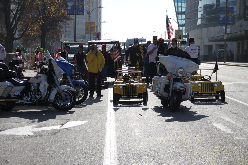 St Louis Thanksgiving Parade 2025 XII.jpg :: St. Louis Thanksgiving Parade 2025 - 11/22/2025 - On a warm Saturday in Downtown St. Louis, Missouri, USA the floats are readied for the days parade and the opening of 'The Winterfest' at Kiener Plaza. The Lighting of the Tree is also today to begin the Christmas season in St. Louis. There will be over 120 entrees for parade goers to view. 