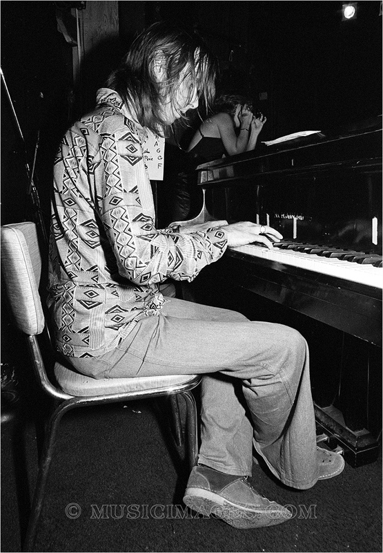 B425-5.jpg :: Nicky Hopkins performs with the Rocky Sullivan Band - Keystone Berkeley 8/26/78