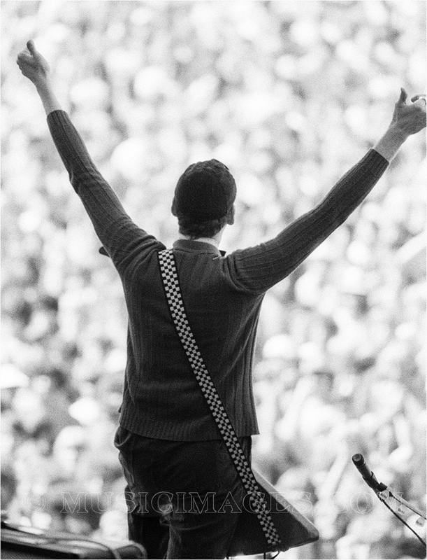 B455-11.jpg :: Rick Nielsen - Oakland Stadium, Oakland, Ca. 9/2/78