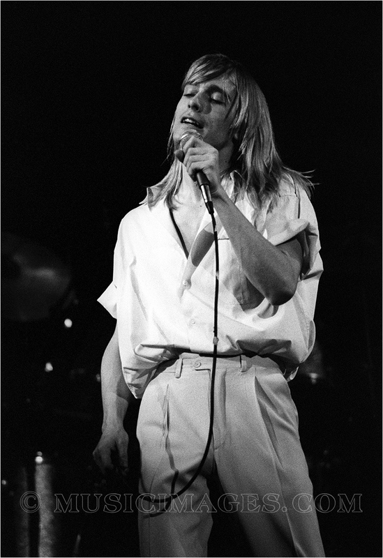B494-21.jpg :: Robin Zander - Oakland Coliseum, Oakland, Ca. 12/30/78