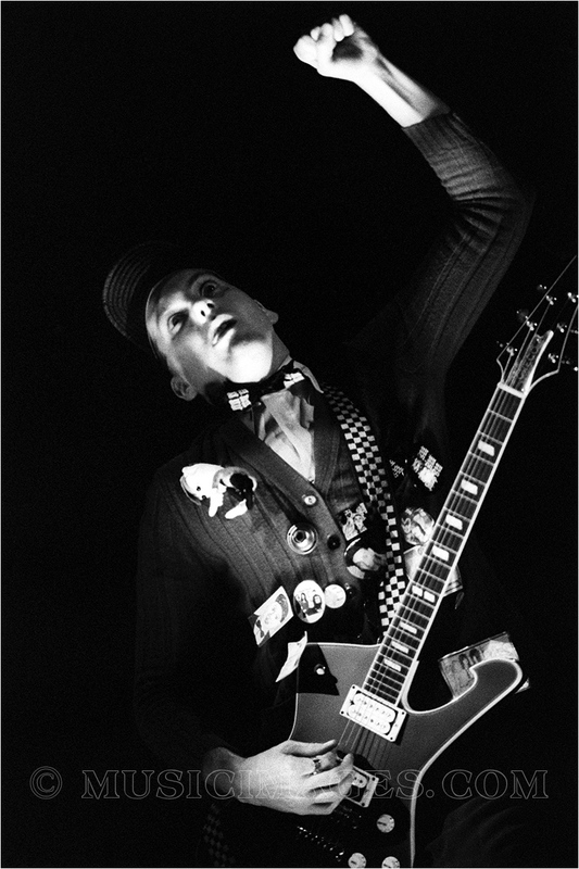 B495-29.jpg :: Rick Nielsen - Oakland Coliseum, Oakland, Ca. 12/30/78