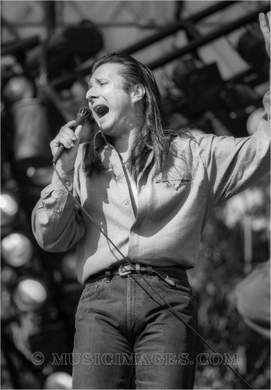 B710-28.jpg :: Steve Perry - Oakland Stadium, Oakland, Ca. 9/2/78