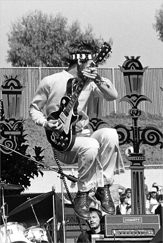 B92-27.jpg :: Oakland Stadium, Oakland, Ca. 10/9/76