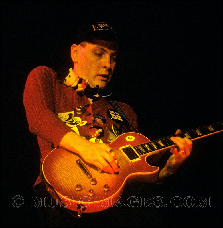 C139-25.jpg :: Rick Nielsen - Oakland Coliseum, Oakland, Ca. 12/30/78