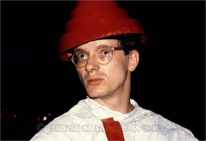 C267-17.jpg :: Mark Mothersbaugh, Devo - Phoenix Theater, Petaluma, Ca - August, 1980
