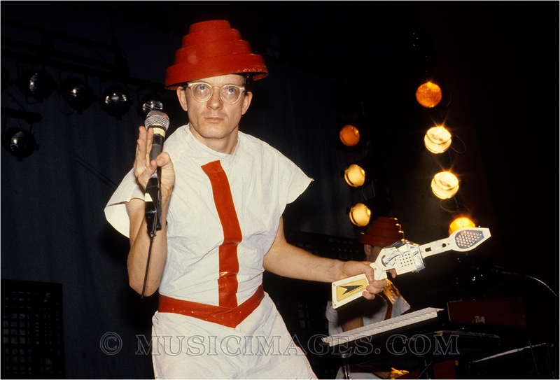C267-8.jpg :: Mark Mothersbaugh, Devo - Phoenix Theater, Petaluma, Ca - August, 1980