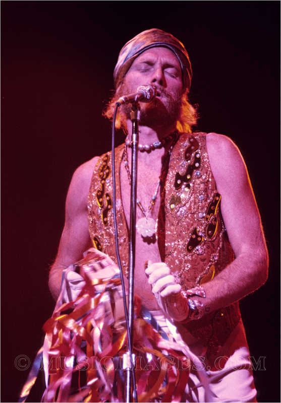 C31-27.jpg :: Mike Love - Oakland Coliseum 12/15/76