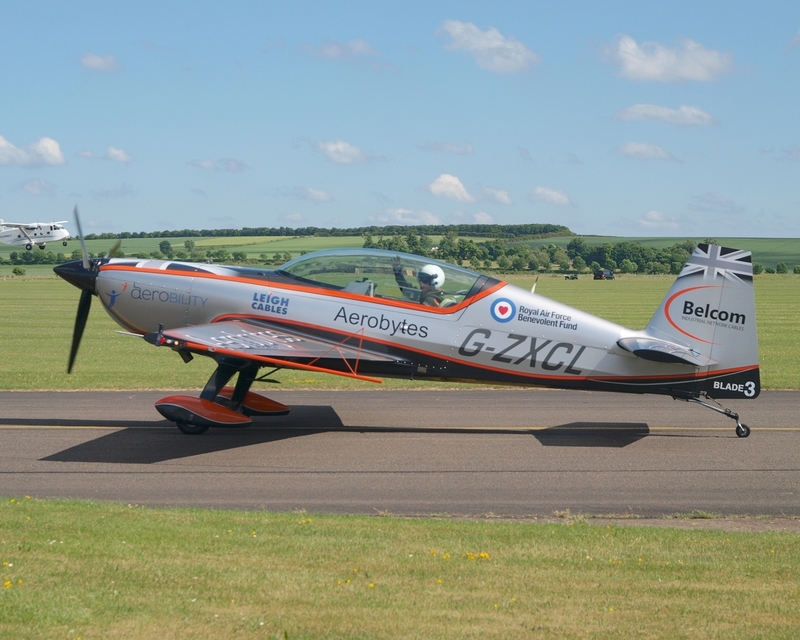 EXTRA 300 G-ZXCL BLADES E3013165(1).jpg :: OLYMPUS DIGITAL CAMERA