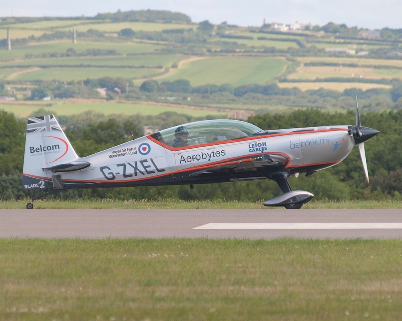 EXTRA 300 G-ZXEL BLADES P1017575(1).jpg :: OLYMPUS DIGITAL CAMERA