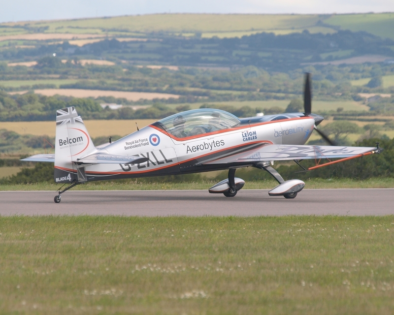 EXTRA 300 G-ZXLL BLADES P1017578(1).jpg :: OLYMPUS DIGITAL CAMERA