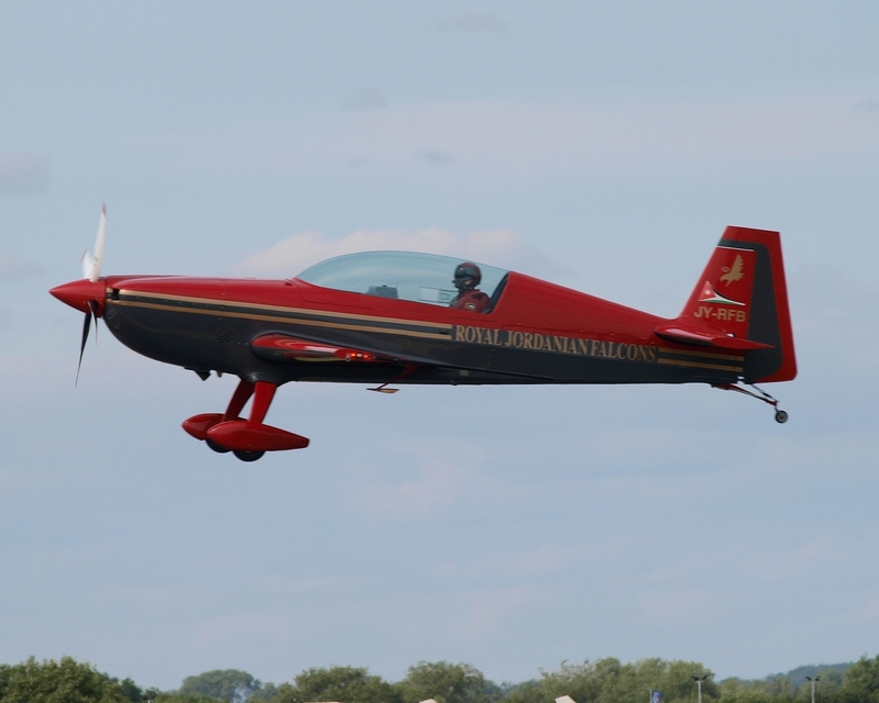 EXTRA 300 ROYAL JORDANIAN FALCONS JY-RFB P1015415(1).jpg :: OLYMPUS DIGITAL CAMERA