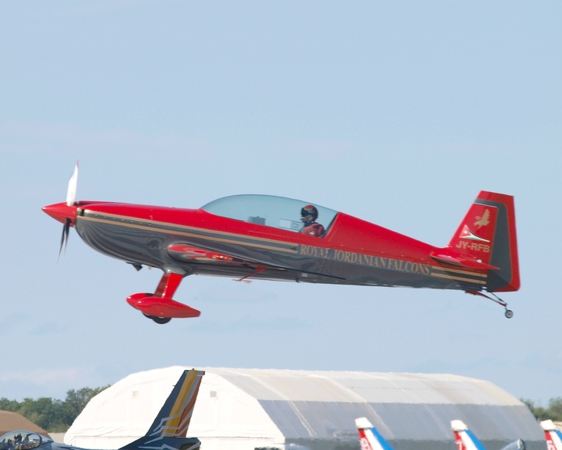 EXTRA 300 ROYAL JORDANIAN FALCONS JY-RFB P1016945(1).jpg :: OLYMPUS DIGITAL CAMERA