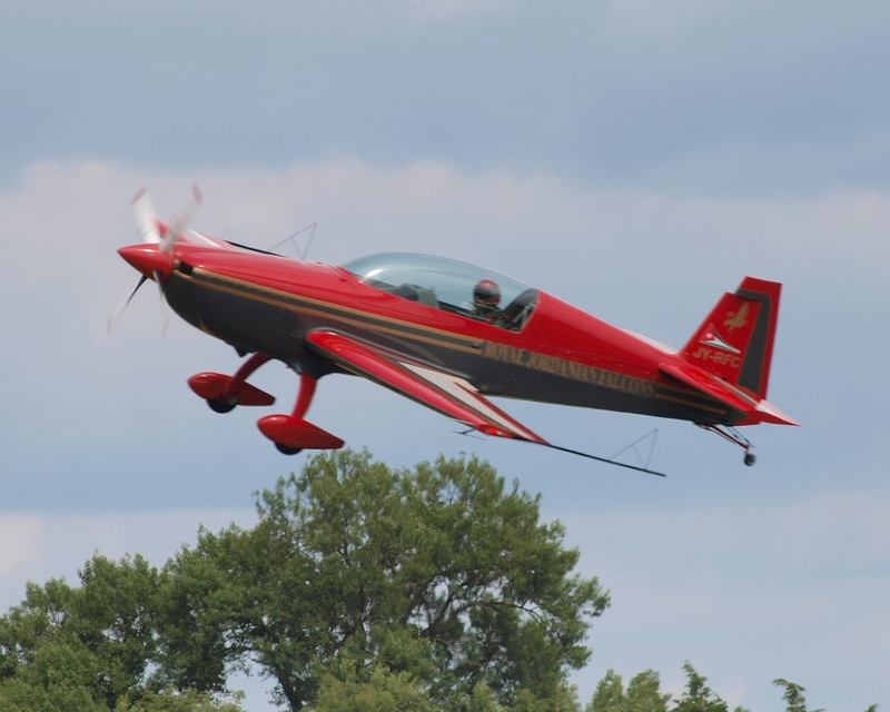 EXTRA 300 ROYAL JORDANIAN FALCONS JY-RFC P1010669(1).jpg :: OLYMPUS DIGITAL CAMERA