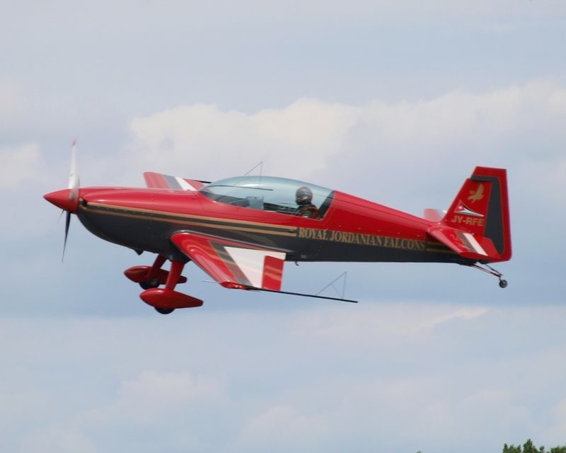 EXTRA 300 ROYAL JORDANIAN FALCONS JY-RFE P1010668(1).jpg :: OLYMPUS DIGITAL CAMERA