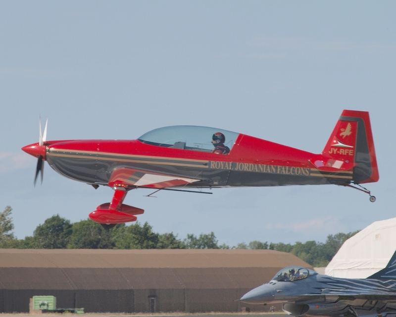 EXTRA 300 ROYAL JORDANIAN FALCONS JY-RFE P1016941(1).jpg :: OLYMPUS DIGITAL CAMERA