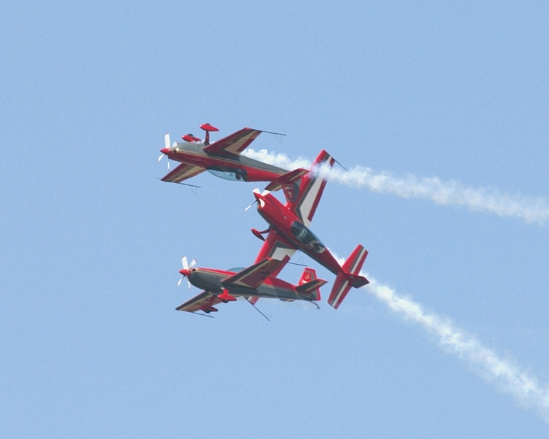 EXTRA 300 ROYAL JORDANIAN FALCONS P1017984(1).jpg