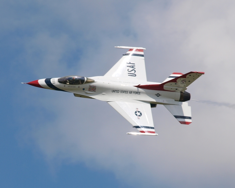 GENERAL DYNAMICS F-16 FIGHTING FALCON USAF THUNDERBIRDS P10160181(1).jpg :: OLYMPUS DIGITAL CAMERA