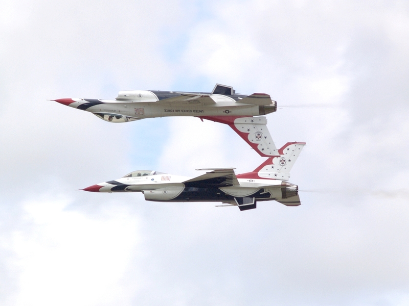 GENERAL DYNAMICS F-16 FIGHTING FALCON USAF THUNDERBIRDS P7148778(1).jpg