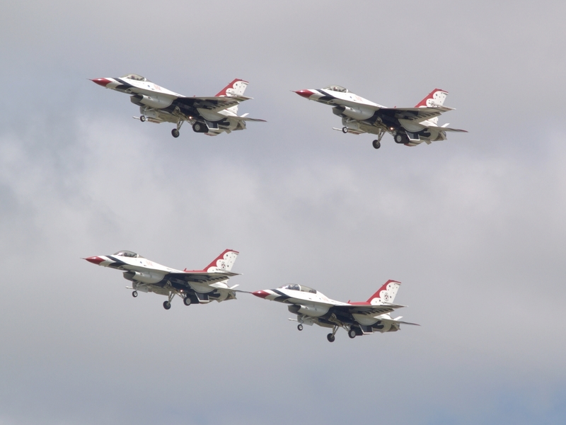 GENERAL DYNAMICS F-16 FIGHTING FALCON USAF THUNDERBIRDS P7148787(1).jpg