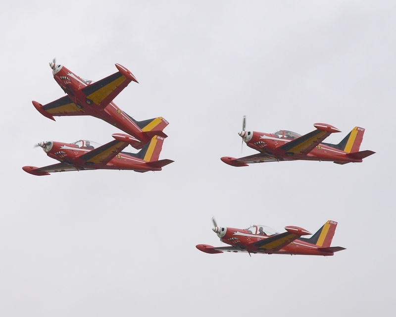 MARCHETTI SF-260 LES DIABLES ROUGE P7175422(1).jpg :: OLYMPUS DIGITAL CAMERA