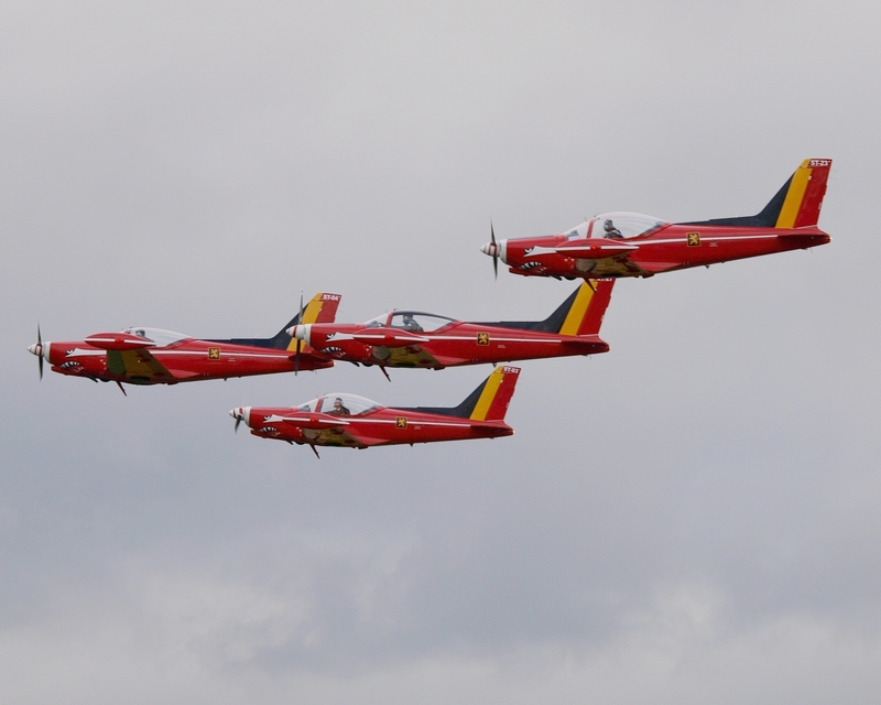 MARCHETTI SF-260 LES DIABLES ROUGE P7186120(1).jpg :: OLYMPUS DIGITAL CAMERA