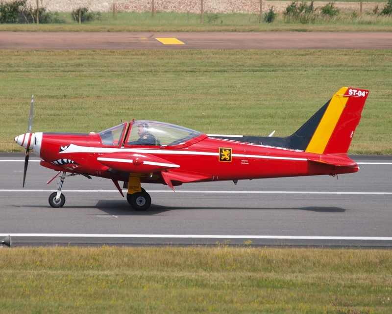 MARCHETTI SF-260 LES DIABLES ROUGE ST-04 P7153663(1).jpg :: OLYMPUS DIGITAL CAMERA