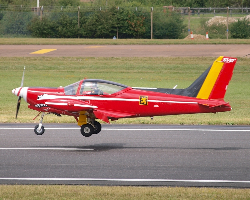 MARCHETTI SF-260 LES DIABLES ROUGE ST-27 P7175427(1).jpg :: OLYMPUS DIGITAL CAMERA