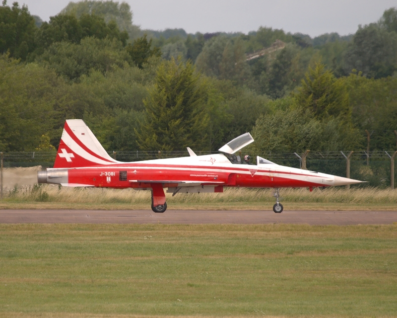 NORTHROP F-5 TIGER J-3081 PATROUILLE SUISSE P7170269(1).jpg