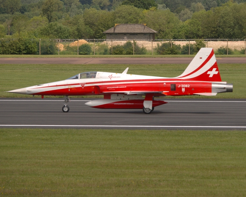 NORTHROP F-5 TIGER J-3082 PATROUILLE SUISSE P7059587(1).jpg